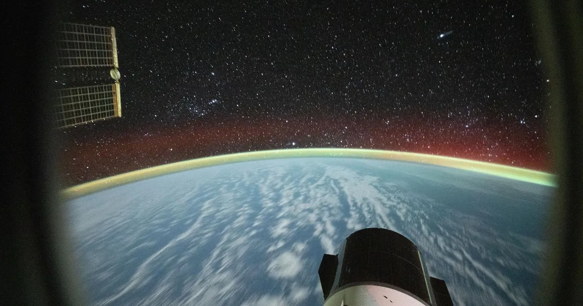 L'orizzonte notturno della Terra avvolto da un bagliore, visto dallo spazio