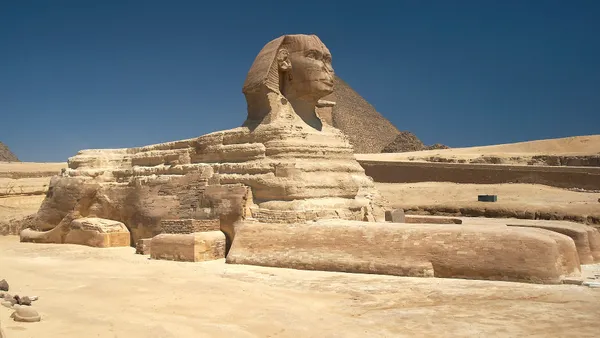 La Grande Sfinge di Giza con la piramide di Chefren alle spalle