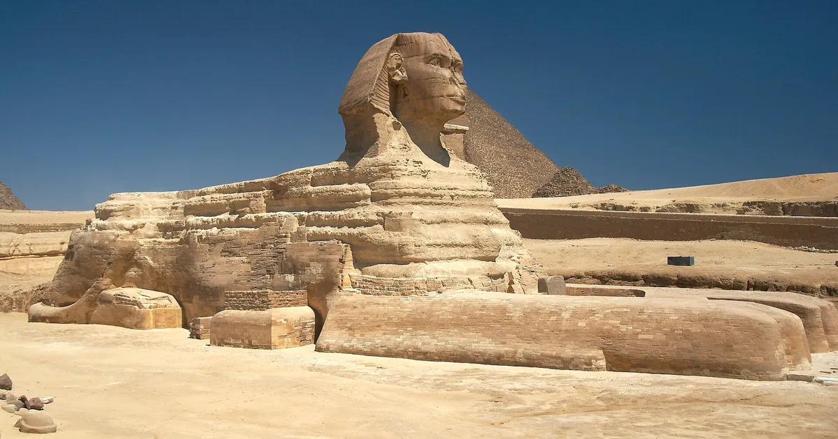 La Grande Sfinge di Giza con la piramide di Chefren alle spalle