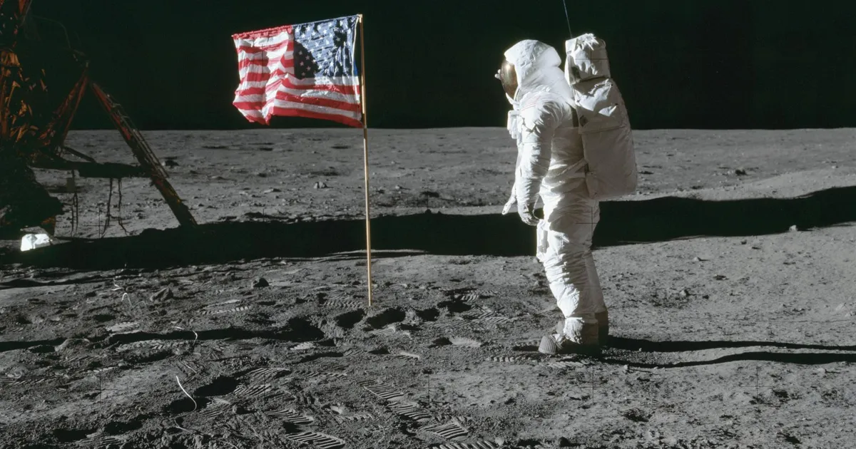 L'astronauta Buzz Aldrin sulla superficie lunare durante la missione Apollo 11