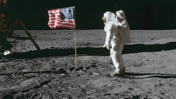 L'astronauta Buzz Aldrin sulla superficie lunare durante la missione Apollo 11