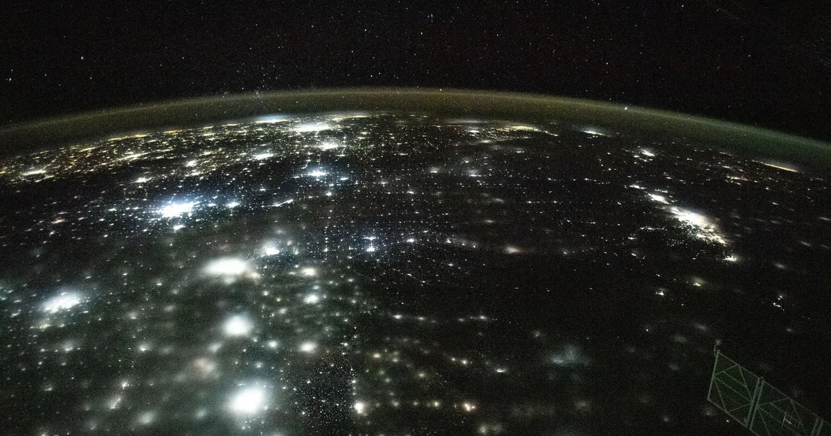 Le luci notturne della Terra fotografate dalla Stazione Spaziale Internazionale